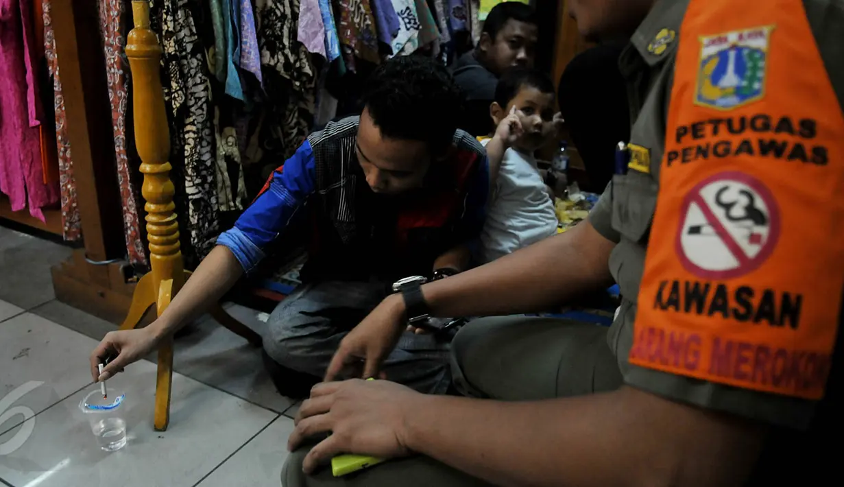 Pemprov DKI Jakarta melakukan razia rokok di salah satu mall di daerah Tanah Abang, Jakarta, Rabu (3/6/2015).  Atas kejadian ini Pemprov DKI Jakarta  memberikan peringatan pertama pada pengelola Mal. (Liputan6.com/Johan Tallo)