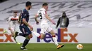 Penyerang Dundalk, David McMillan berebut bola dengan bek Arsenal, Pablo Mari dalam pertandingan Grup B Liga Europa 2020/2021 di Stadion Aviva, Jumat (11/12/2020) dini hari WIB. Arsenal menang 4-2 saat bertandang di markas wakil Irlandia, Dundalk. (Brian Lawless/PA via AP)