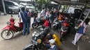 Warga antre untuk melakukan pengecekan fisik kendaraan bermotor mereka di Samsat Cinere, Depok, Jawa Barat, Jumat (11/4/2025). (merdeka.com/Arie Basuki)