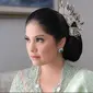 Meski sang ibu mertua, Ani Yudhoyono sudah tiada, Annisa Pohan membawa jejaknya saat menghadiri upacara Hari Kemerdekaan ke-74 RI di Istana Merdeka. (dok. Instagram@annisayudhoyono/https://www.instagram.com/p/B1THQvxjly7/Dinny Mutiah)
