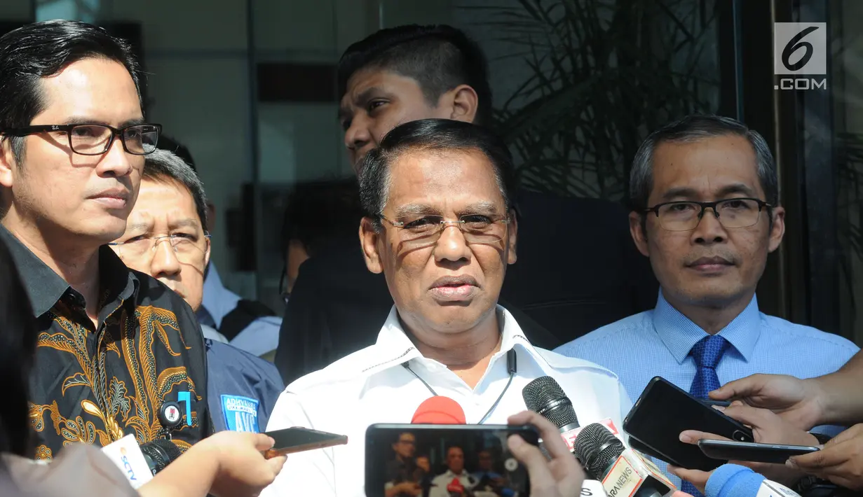 Jaksa Agung Muda Pengawasan Muhammad Yusni didampingi Juru bicara KPK, Febri Diansyah dan Wakil Ketua KPK, Alexander Marwata memberikan keterangan usai penyerahan tersangka OTT  Jaksa di Kejari Surakarta, Satriawan Sulaksono di Gedung KPK, Jakarta, Rabu (21/8/2019). (merdeka.com/Dwi Narwoko)