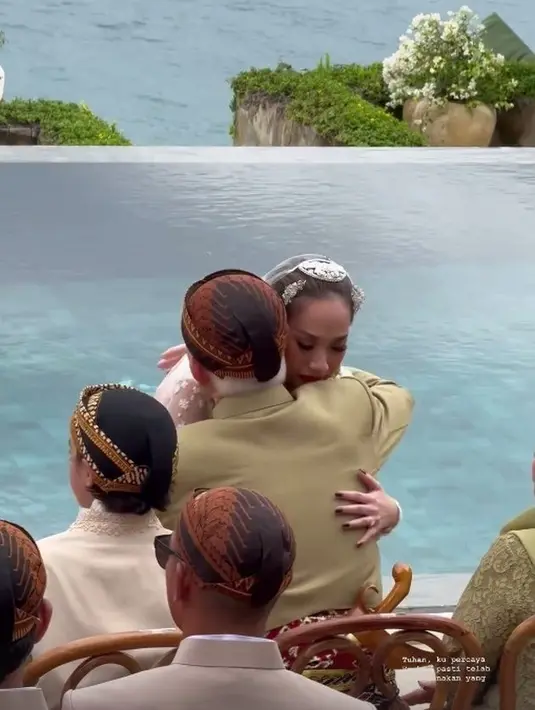 BCL tak bisa menahan tangis, meminta izin kembali melanjutkan hidup dengan suami barunya. [Instagram.com/sellyraimantra]
