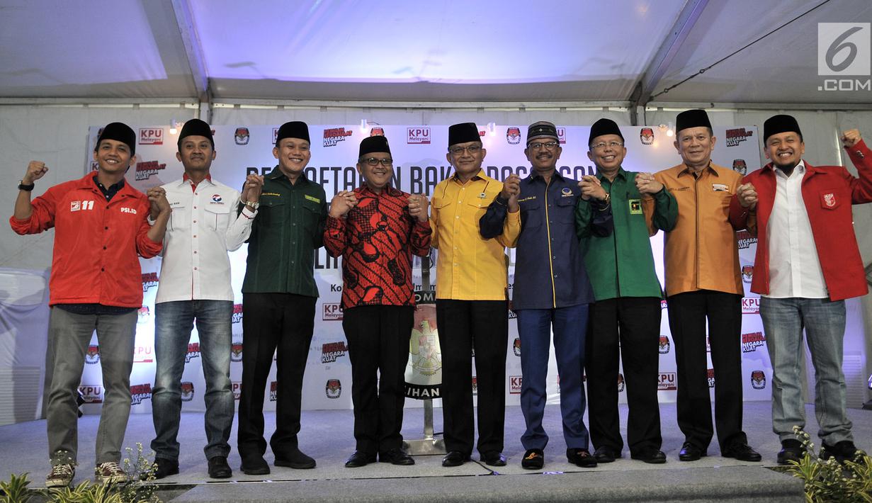 Sembilan sekjen partai politik pendukung Jokowi foto bersama usai bertemu dengan ketua dan komisioner KPU, Jakarta, Selasa (7/8). Kedatangan 9 sekjen tersebut untuk berkonsultasi terkait pendaftaran Capres dan Wapres. (Merdeka.com/Iqbal S. Nugroho)