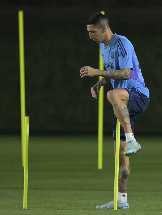 Gelandang Argentina #11 Angel Di Maria menghadiri sesi latihan  menjelang pertandingan perempat final Piala Dunia 2022 menantang Belanda, di stadion Universitas Qatar, di Doha,  Selasa (6/12/2022). Latihan ini sudah diikuti Angel Di Maria yang sempat cedera. (JUAN MABROMATA / AFP)