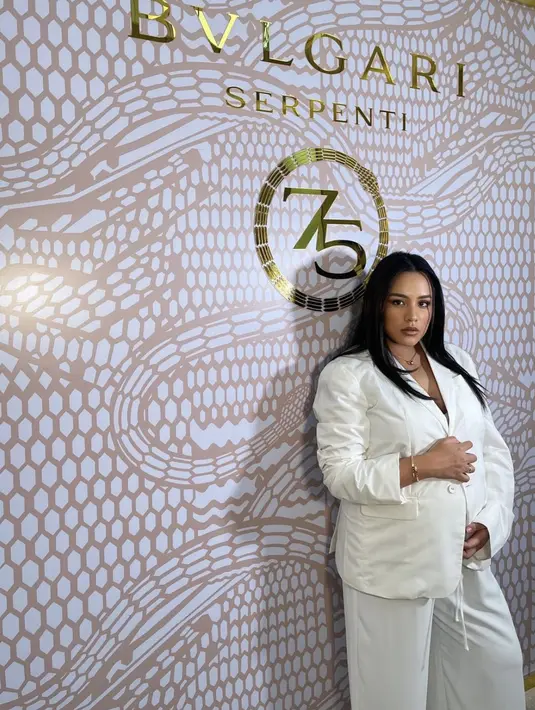 One set serba putih menampilkan kesan elegan yang begitu sempurna. Dengan gaya rambut terurai, ia tampil begitu menawan. [Foto: Instagram/ Angel Pieters]