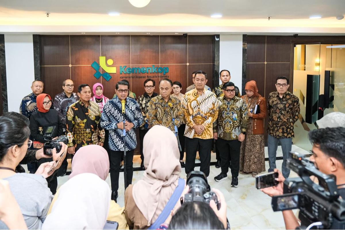 Menteri Ekraf Teuku Riefky Harsya dan Menkop Budi Arie Setiadi teken MoU