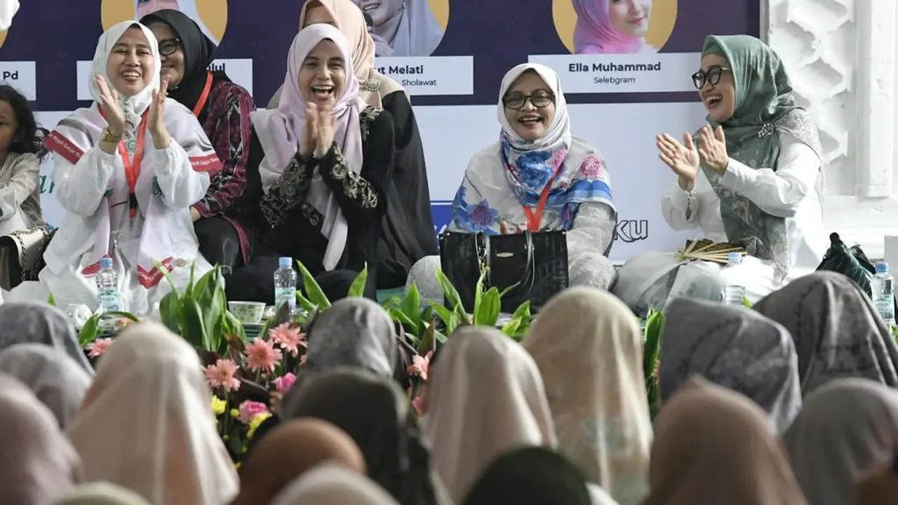 Siti Atikoh Supriyanti, Istri calon presiden (capres) Ganjar Pranowo, mendatangi Pondok Pesantren (Ponpes) Al Washilah di Jalan Kampung Baru, Kelurahan Kembangan Utara, Kecamatan Kembangan, Jakarta Barat, DKI Jakarta pada Sabtu (25/11) untuk bersilaturahm