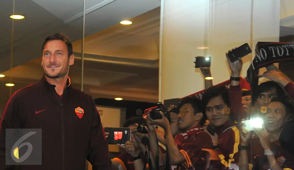 Pemain tim sepakbola AS Roma Francesco Totti tiba di Hotel Shangri La, Jakarta, Jumat (24/07/2015). Tim liga Italia berjulukan Giallorossi (Kuning-Merah) tersebut akan menggelar pertandingan intern antara skuadnya.  (Liputan6.com/Herman Zakharia)