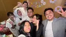 Sosok yang ramah, kebersamaan Mawar de Jongh dan teman-temannya ini penuh dengan kehangatan. Berpose heart cheeks, Mawar de Jongh tampak imut dan cantik. Rambut yang diikat dengan model kuncir kuda semakin pancarkan pesona Mawar Eva. Dekorasi ulang tahunnya sederhana, namun tidak mengurangi keseruan perayaan ulang tahun Mawar Eva de Jongh. (Liputan6.com/IG/@lindasaibi)