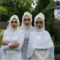 Gagal Seram, Ini 6 Potret Orang Dandan Seperti Pocong di Siang Hari Ini Kocak (sumber: 1cak dan Twitter/crazyinina)