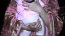 Nia Daniati mencoba tersenyum bersama cucunya yang lain, anak sulung dari Olivia Nathania. (Deki Prayoga/Bintang.com)