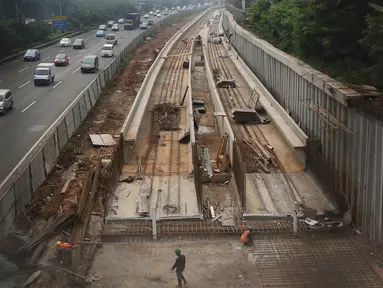 Penampakan kontruski pembangunan proyek kereta ringan (Light Rail Transit/LRT) di kawasan Kampung Makassar, Jakarta, Rabu (19/7). Proyek ini ditargetkan rampung pada tahun 2018. (Liputan6.com/Immanuel Antonius)