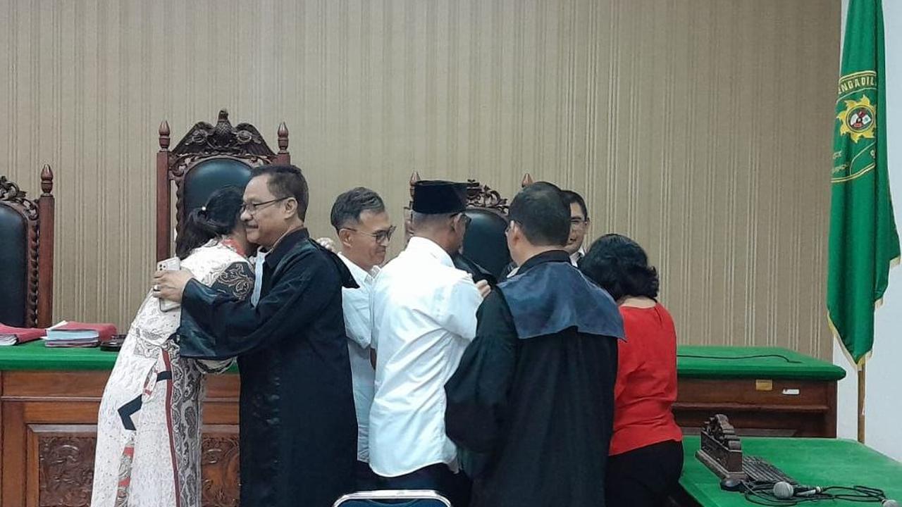 Empat terdakwa kasus dugaan korupsi pemanfaatan aset milik pemerintah provinsi NTT di Labuan Bajo yang telah dibangun Hotel Plago di vonis bebas oleh majelis hakim.