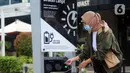 Seorang perempuan mengisi ulang daya ponsel pada stasiun Pengisian Listrik Bertenaga Surya atau Solar Charging Station di kawasan Transit Oriented Development (TOD) I Dukuh Atas, Jakarta, Rabu (10/11/2022). Fitur unit pengisi daya ini terdiri dari solar panel berkapasitas 100 Wp, dua fitur wireless charging 15 watt, dua USB charging DC 5V, dua socket AC 220V, dan rak sepeda. (Liputan6.com/Johan Tallo)