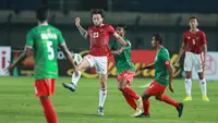 Laga kontra Bangladesh merupakan debut bagi Marc Klok di Timnas Indonesia senior asuhan Shin Tae-yong. Gelandang bertahan 29 tahun itu terpilih menjadi starter dan tampil sepanjang 90 menit di pertandingan tersebut. (Bola.com/M Iqbal Ichsan)