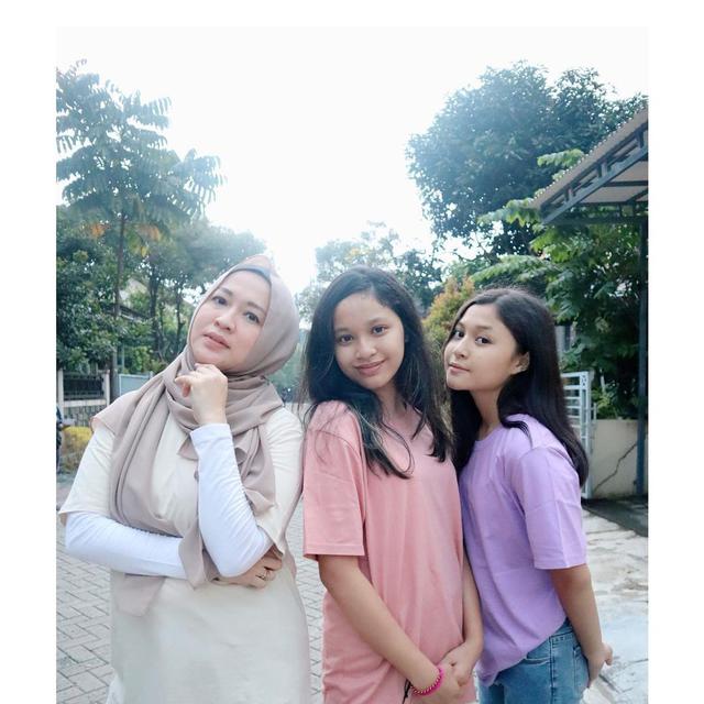 Buah Hati Beranjak Remaja, Ini 6 Potret Okie Agustina dan Anak Perempuannya