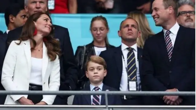 Busana Dinas Kate Middleton, dari Jas Diskonan sampai Blazer Chanel Ratusan Juta Rupiah