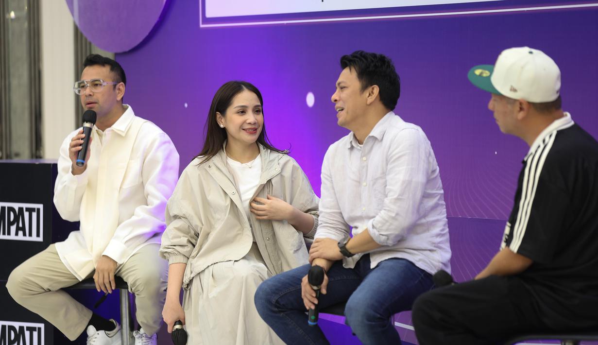 Nagita Slavina mengungkap bahwa ide ini lahir dari kesuksesan event olahraga sebelumnya dan melihat Padel sebagai tren baru yang luar biasa. Tampak dalam foto, pasangan selebritas Raffi Ahmad dan Nagita Slavina, Ariel Noah dan Gading Marten (dari kiri ke kanan) saat memberi keterangan terkait gelaran ajang olahraga Padel terbesar bertajuk Padel Wars Presented by Simpati di Jakarta, Senin (10/11/2025). (KapanLagi.com/Budy Santoso)