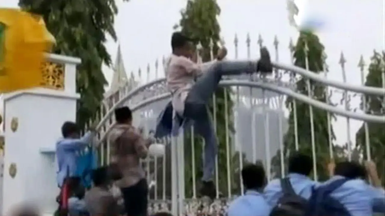 Segmen 1: Unjuk Rasa Kabut Asap Ricuh hingga Buruh Blokade Jalan