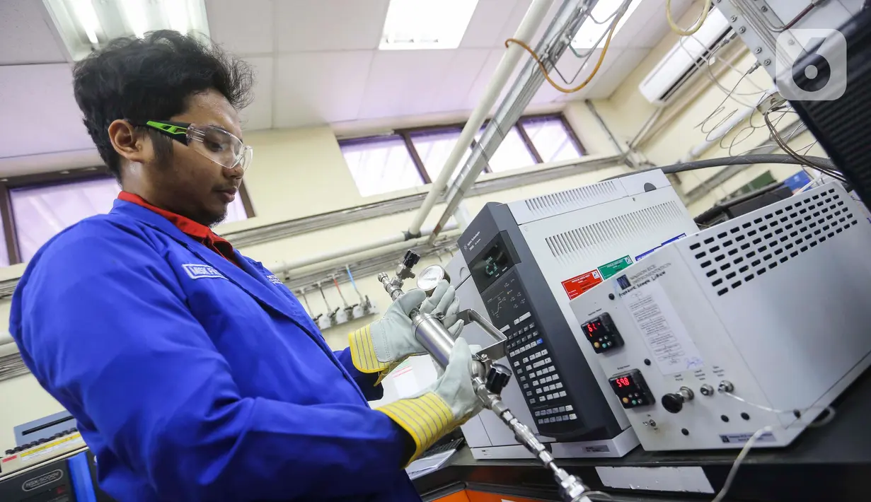 Petugas Laboratorium Pertamina melakukan pengecekan visual produk BBM dari hasil produksi Kilang Pertamina Internasional (KPI) unit Balongan di Indramayu, Jawa Barat, Selasa (8/10/2024). (Liputan6.com/Angga Yuniar)