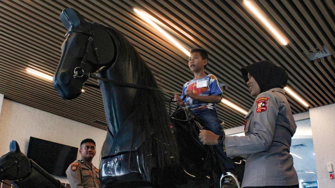 FOTO: Antusiasme Anak-Anak Saat Kunjungi Polisi Satwa