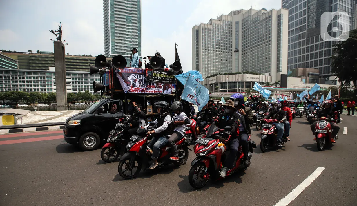 Buruh melakukan konvoi menggunakan sepeda motor di Bundaran Hotel Indonesia untuk mengikuti unjuk rasa di depan Gedung DPR, Jakarta, Rabu (10/8/2022). Dalam aksi tersebut mereka menuntut agar pemerintah menghapus Omnibus Law. (Liputan6.com/Johan Tallo)