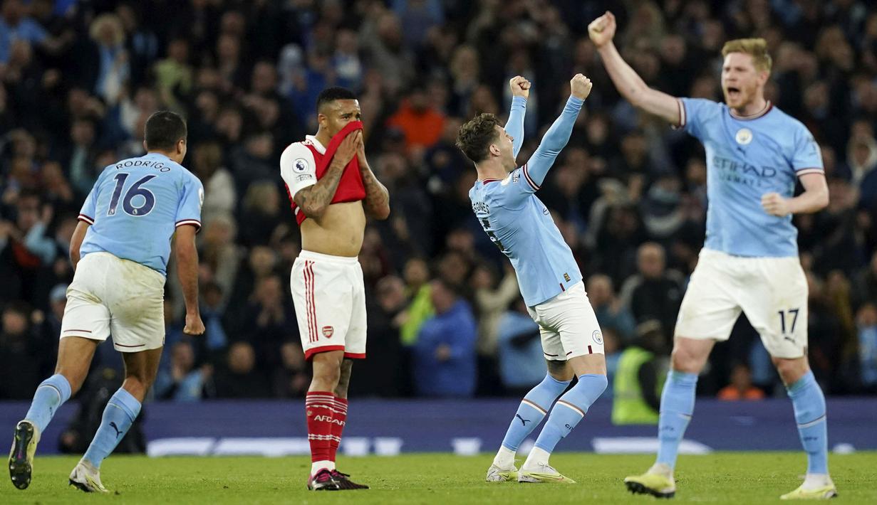 Pemain Manchester City, John Stones, melakukan selebrasi setelah mencetak gol ke gawang Arsenal pada laga Liga Inggris di Stadion Etihad, Kamis (27/4/2023). Gol City dicetak oleh Kevin de Bruyne, John Stones dan Erling Haaland. (Martin Rickett/PA via AP)