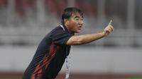 Pelatih Timor Leste, Norio Tsukitate, saat laga kontra Timnas Indonesia, Selasa (13/11/2018) di Stadion Utama Gelora Bung Karno. (Bola.com/Muhammad Iqbal Ichsan)