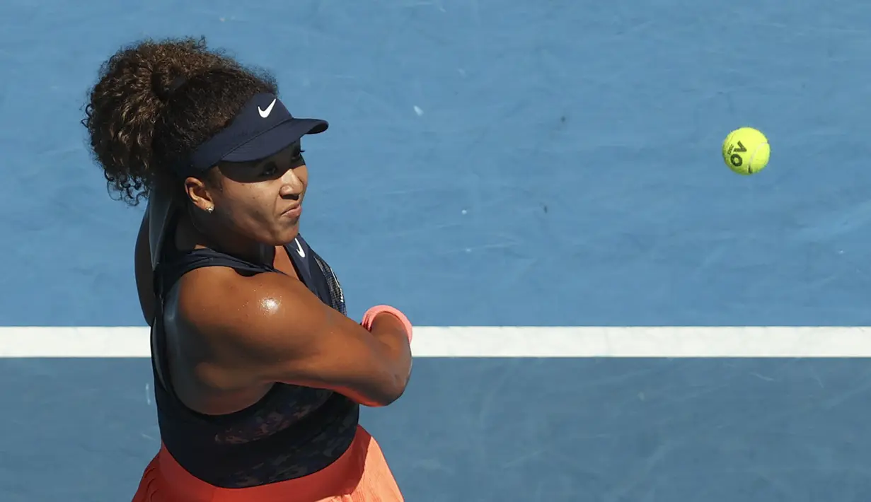 Petenis Jepang Naomi Osaka melakukan pukulan backhand saat bertanding melawan Serena Williams dari Amerika Serikat selama semifinal kejuaraan tenis Australia Terbuka di Melbourne, Australia, Kamis (18/2/2021). Osaka menang atas Serena Williams dengan skor 6-3 6-4. (AP Photo/Hamish Blair)