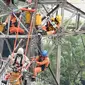 Suasana perbaikan Menara Sutet di Jalan Asia Afrika, Jakarta, Rabu (12/8/2015). Pekerjaan tersebut mengandung resiko besar karena jaringan listrik masih dipelihara tanpa dipadamkan. (Liputan6.com/Helmi Afandi)