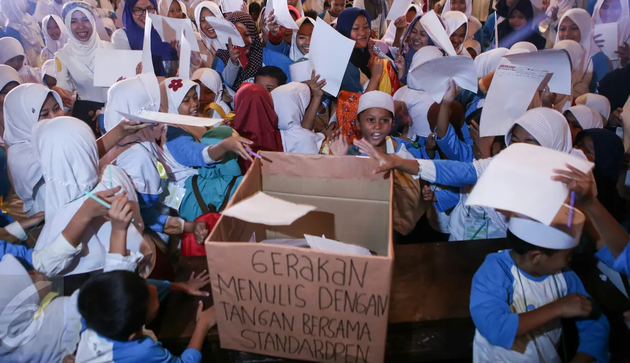 Sebanyak 1.500 anak yatim dan duafa mengikuti kegiatan menulis surat untuk Presiden Jokowi di TMII, Jakarta, Minggu (19/6). Kegiatan tersebut untuk memacu anak berani menuangkan gagasan dan harapannya melalui tulisan tangan. (Liputan6.com/Yoppy Renato)