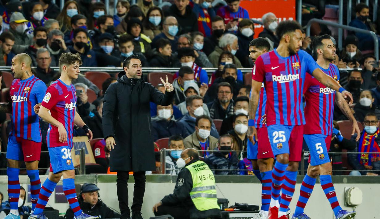 Pelatih Barcelona, Xavi (tengah) memberikan instruksi kepada para pemainnya saat bertanding melawan Athletic Bilbao selama pertandingan La Liga Spanyol di di stadion Camp Nou di Barcelona, Spanyol, Senin (28/2/2022). Barcelona menang telak atas Atletico Bilbao 4-0. (AP Photo/Joan Monfort)
