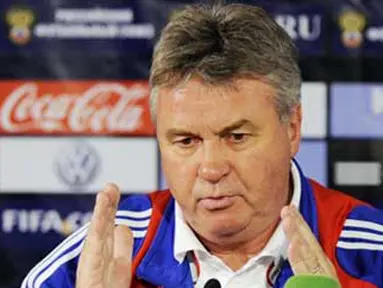 Pelatih Rusia, Guus Hiddink di sesi konferensi pers di Moskow, 9 Oktober 2009, jelang laga kuafilikasi PD 2010 melawan Jerman.AFP PHOTO / NATALIA KOLESNIKOVA 