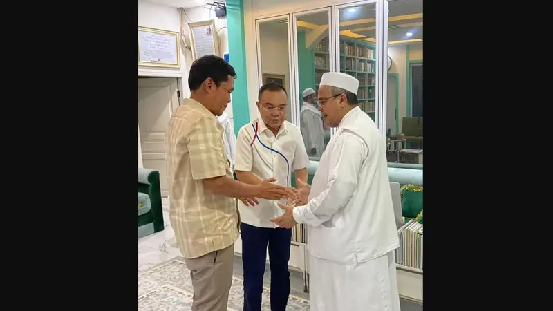 Ketua Harian DPP Partai Gerindra Sufmi Dasco Ahmad dan Wakil Ketua Umum Partai Gerindra Habiburokhman menemui Rizieq Shihab alias Habib Rizieq pada Sabtu 3 Agustus 2024.