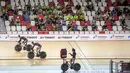 Tim balap sepeda Selandia Baru mendapatkan tepuk tangan dari penonton setelah menjadi yang tercepat pada babak kualifikasi nomor team pursuit putra UCI Track Nation Cup 2023 yang berlangsung di Jakarta International Velodrome, Rawamangun, Jakarta, Kamis (23/2/2023). (Bola.com/Bagaskara Lazuardi)