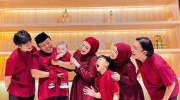 Sule, Adzam serta keluarga kompak mengenakan pakaian serba merah. Mereka tengah merayakan Hari Raya Idul Fitri bersama. (Foto: Instagram/@adzam_adriansyah)