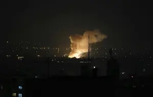 Asap mengepul setelah serangan udara Israel ke&nbsp;Teheran, Iran, Jumat (13/6/2025). (Dok. AP/Vahid Salemi)