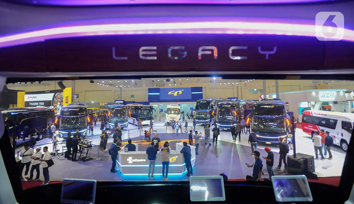 Suasana salah satu booth bus terlihat dari jendela kendaraan pada pameran otomotif Gaikindo Indonesia Internasional Auto Show (GIIAS) 2023 di ICE BSD, Serpong, Kabupaten Tangerang, Banten, Jumat (11/8/2023). (merdeka.com/Arie Basuki)