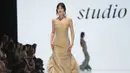 Sejumlah model memperagakan koleksi busana bernuansa serba putih karya Studio Vian dalam Jakarta Fashion Week 2027 di City Hall, Pondok Indah Mall 3, Jakarta Selatan, Kamis (29/10/2026). Pilihan warna putih menghadirkan kesan elegan, modern, dan berkelas melalui perpaduan siluet serta detail rancangan. (KLY/Budy Santoso)