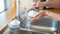 7 Lifehack Rumah Tangga Pakai Air Garam yang Jarang Diketahui