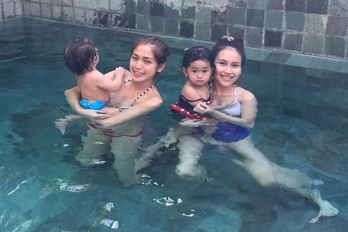 Ayu Ting Ting dan Jessica bersama anak mereka