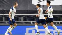 Pemain Tottenham Hotspur Gareth Bale (kiri,) mendapat selamat dari rekan setimnya Sergio Reguilon dan Son Heung-min usai mencetak gol ke gawang Brighton and Hove Albion pada pertandingan Liga Premier Inggris di Tottenham Hotspur Stadium, London, Minggu (1/11/2020). (Mike Hewitt/Pool via AP)
