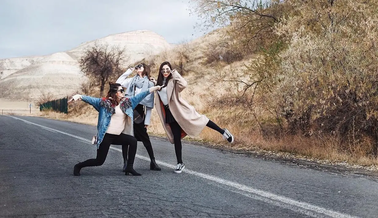 Lagi-lagi tampil beda, kali ini Jessica memakai long blazer berwarna coklat muda dengan dalaman turtlenecknya. Ia pun memadukannya dengan legging pants hitam dan sneakers. (Instagram/jscmila)