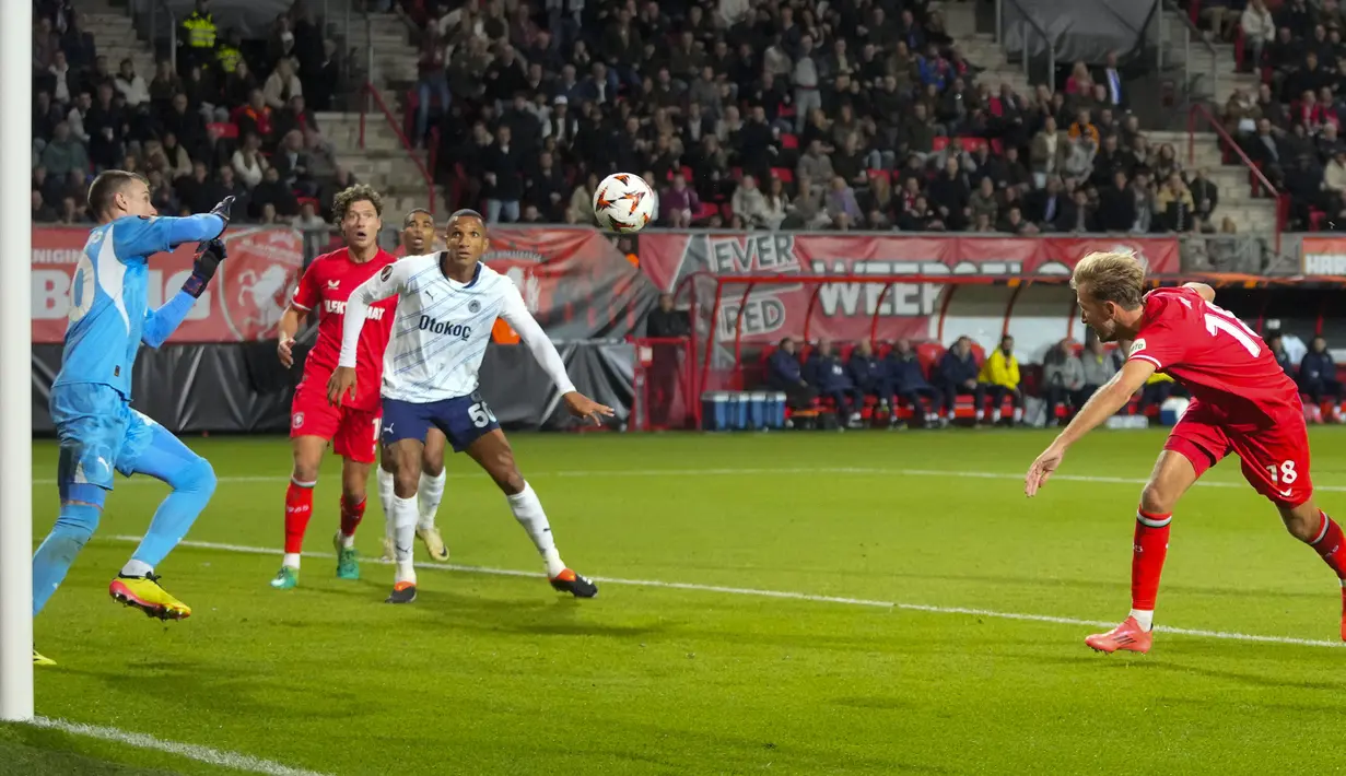 Pemain FC Twente, Michel Vlap mencetak gol ke gawang Fenerbahce pada laga Liga Europa 2024/2025 di FC Twente stadium, Enschede, Belanda, Jumat (04/10/2024) dini hari WIB. (AP Photo/Peter Dejong)