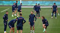 Para pemain Kroasia mengambil bagian dalam sesi latihan MD-1 di Firhill Stadium di Glasgow (21/6/2021). Timnas Kroasia akan berjumpa Skotlandia di babak pemungkas Grup D Euro 2020 (Euro 2021) di Hampden Park. (AFP/Paul Ellis)