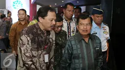 Wapres Jusuf Kalla tiba menghadiri Kampanye Yuk Nabung Saham di BEI, Jakarta, Kamis (12/11). Peluncuran Kampanye bertujuan agar masyarakat dapat memahami tentang berinvestasi di pasar modal. (Liputan6.com/Angga Yuniar)