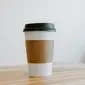 Ilustrasi gelas kertas untuk kemasan kopi (Foto: unsplash/Kelly Sikkema)