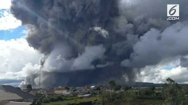 Gunung Sinabung kembali mengalami erupsi Rabu sore.