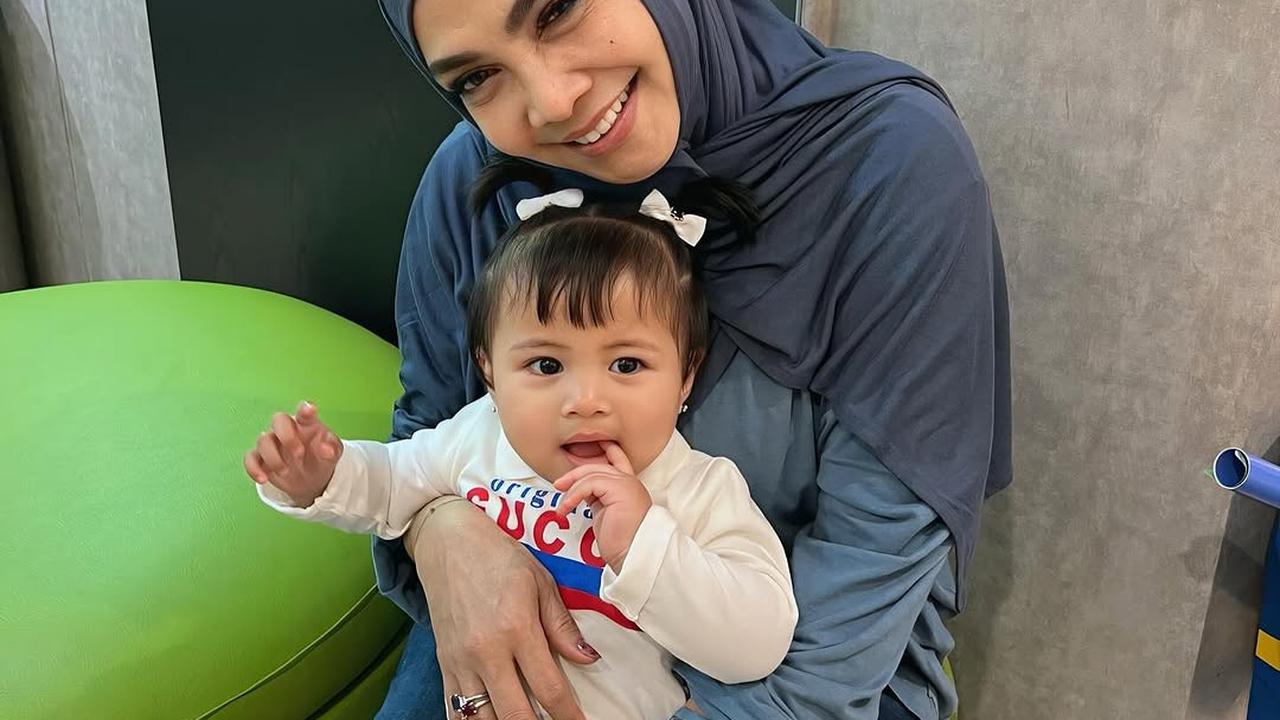 Potret Rieta Amilia Momong dan Suapi Lily, Disayang dan Siapkan Cemilan Untuk Cucu Kesayangan