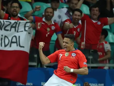 Pemain Chile, Alexis Sanchez melakukan selebrasi usai mencetak gol ke gawang Ekuador dalam matchday kedua Grup C Copa America 2019 di Arena Fonte Nova, Salvador, Brasil, Jumat (21/6/2019). Chile melaju ke perempatfinal Copa America 2019. (AP Photo/Ricardo Mazalan)